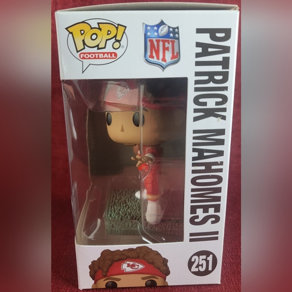 Patrick Mahomes II funko # 251 (nib) With pop protector - Picture 5 of 7